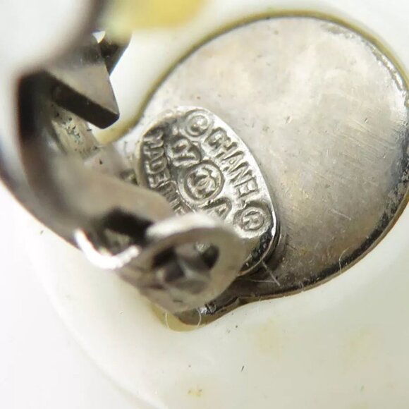 Auth CHANEL CC Logo Clip on Earrings White/Silver Resin/Metal - e59866g - Picture 7 of 8
